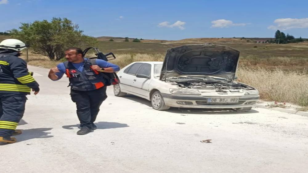 Okul &ouml;n&uuml;nde alev alan araca AFAD ekiplerinden hızlı m&uuml;dahale
