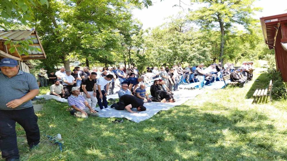 Yardım i&ccedil;in durduğu emniyet şeridinde otomobil &ccedil;arpmıştı, son yolculuğuna uğurlandı
