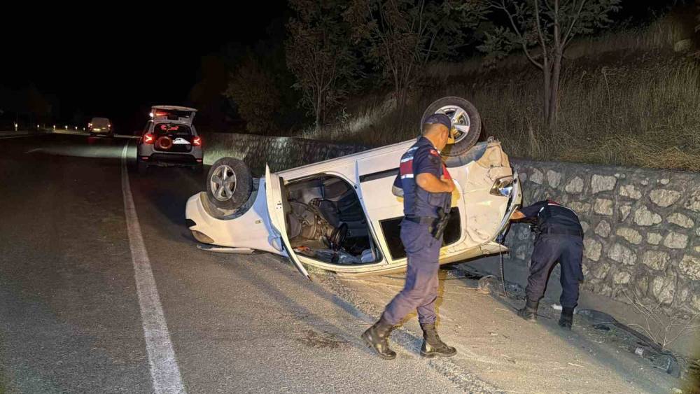 Otomobil istinat duvarına &ccedil;arparak takla attı: 2 yaralı

