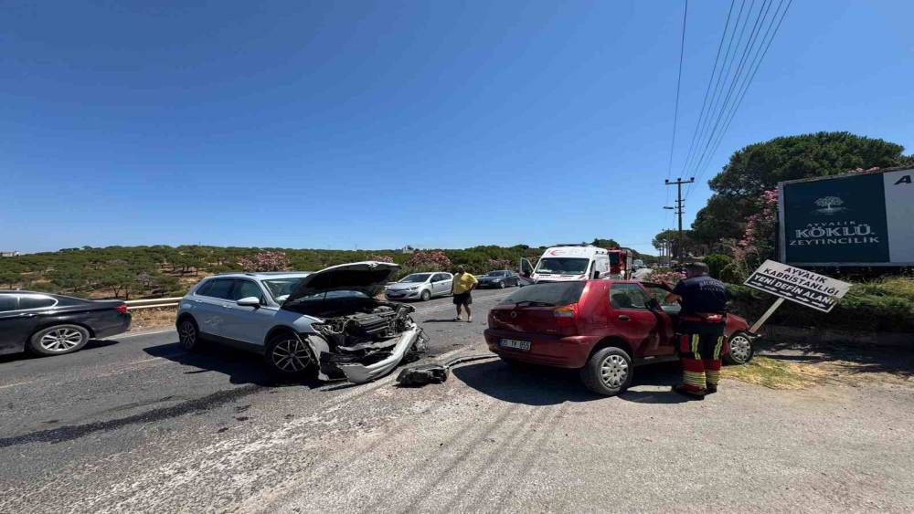 Ayvalık&rsquo;ta trafik kazası: 2 yaralı
