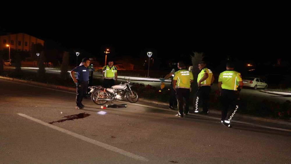 Otomobile &ccedil;arpan motosikletin s&uuml;r&uuml;c&uuml;s&uuml; ağır yaralandı: Kaza kameraya yansıdı
