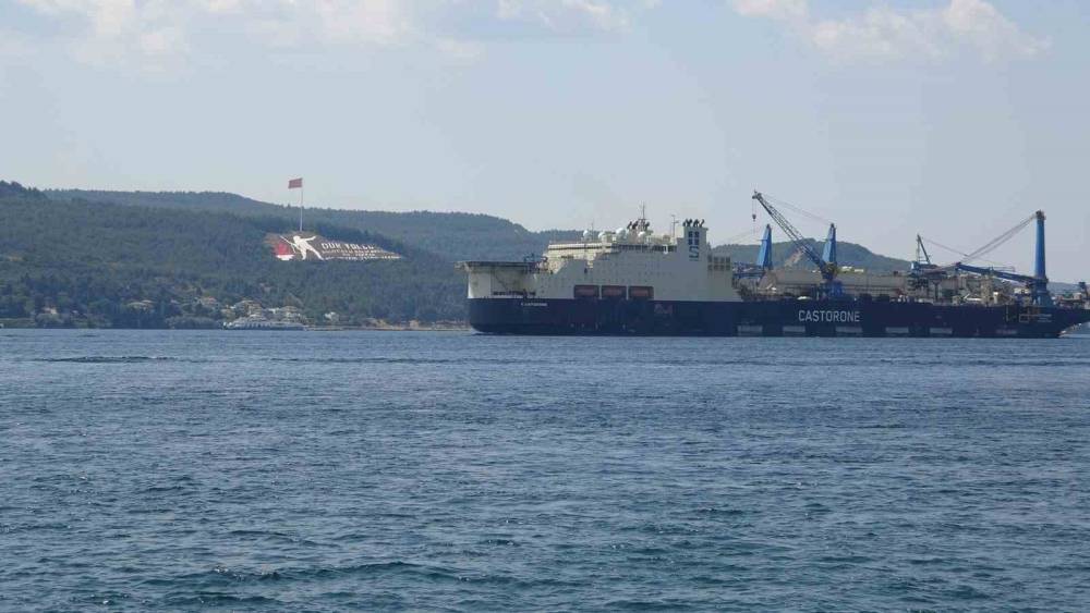 Dev boru d&ouml;şeme gemisi &rsquo;Castorone&rsquo; &Ccedil;anakkale Boğazı&rsquo;ndan ge&ccedil;ti
