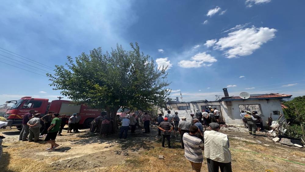 M&uuml;stakil evde yangın: Ev kullanılamaz hale geldi
