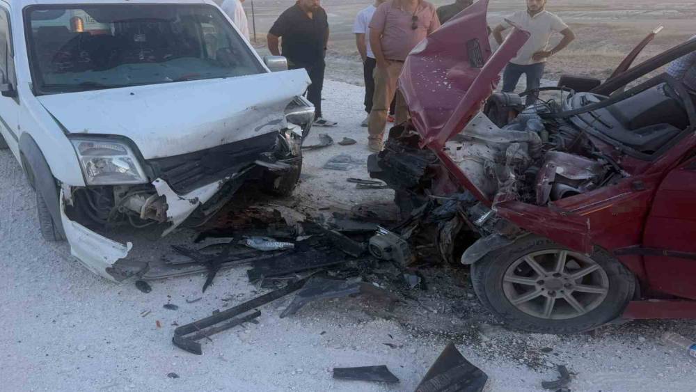 Eskişehir&rsquo;de iki ara&ccedil; kafa kafaya &ccedil;arpıştı: 1&rsquo;i ağır 3 yaralı
