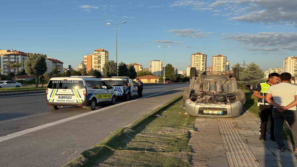Kayseri&rsquo;de hafif ticari ara&ccedil; takla attı: 1 yaralı
