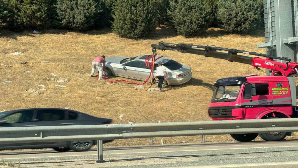 Bursa&rsquo;da otomobil bariyerleri aşarak tarlaya u&ccedil;tu
