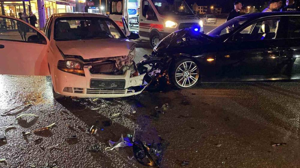 Otomobiller kafa kafaya &ccedil;arpıştı: 2 yaralı
