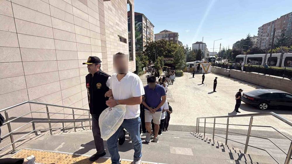 Eskişehir merkezli dev dolandırıcılık operasyonunda yakalanan 90 ş&uuml;pheli adliyeye sevk edildi
