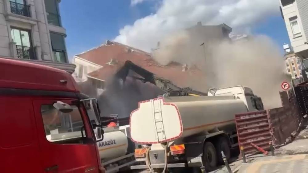Zeytinburnu&rsquo;nda yıkım sırasında 4 katlı bina aniden &ccedil;&ouml;kt&uuml;
