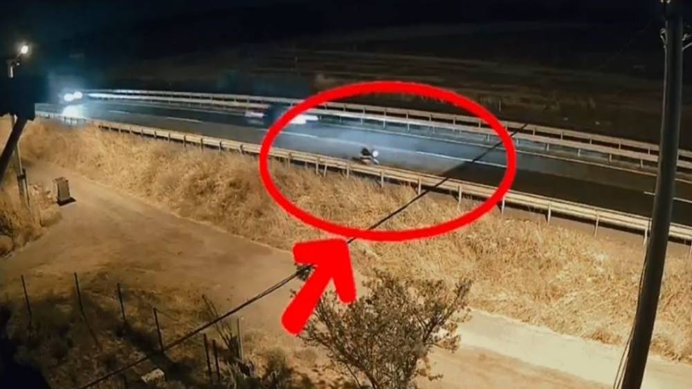 Motosikleti ak&uuml;s&uuml; y&uuml;z&uuml;nden bıraktı, hırsız fırsatı ka&ccedil;ırmadı
