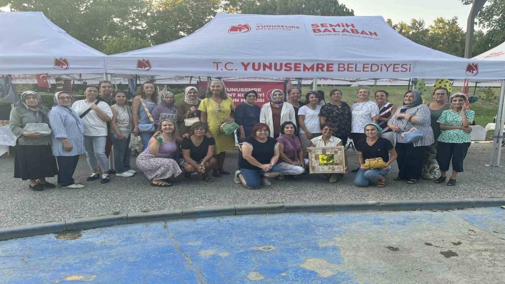 Kadınların el emeği &uuml;r&uuml;nleri gece pazarında satışa &ccedil;ıktı
