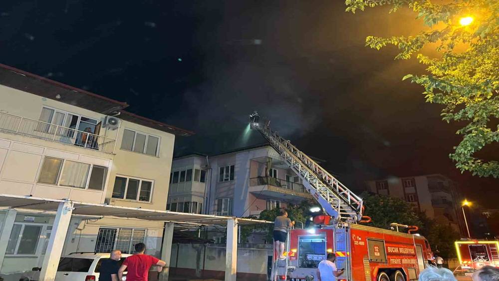 Burdur&rsquo;da 3 katlı binada yangın korkuttu
