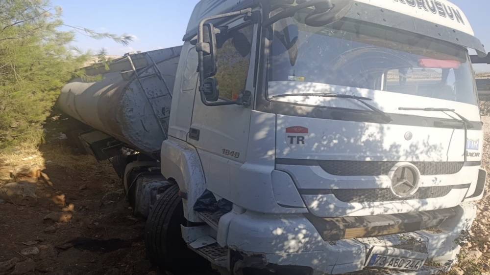 Gelin konvoyuna &ccedil;arpmamak i&ccedil;in manevra yapan tanker yoldan &ccedil;ıktı
