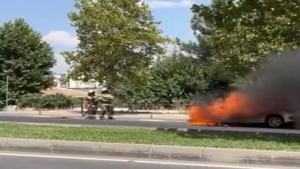 Diyarbakır&rsquo;da park halindeki otomobil alevlere teslim oldu
