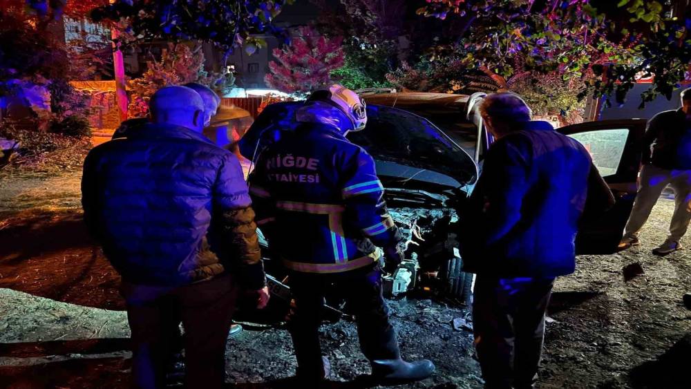 Niğde&rsquo;de park halindeki otomobil yandı
