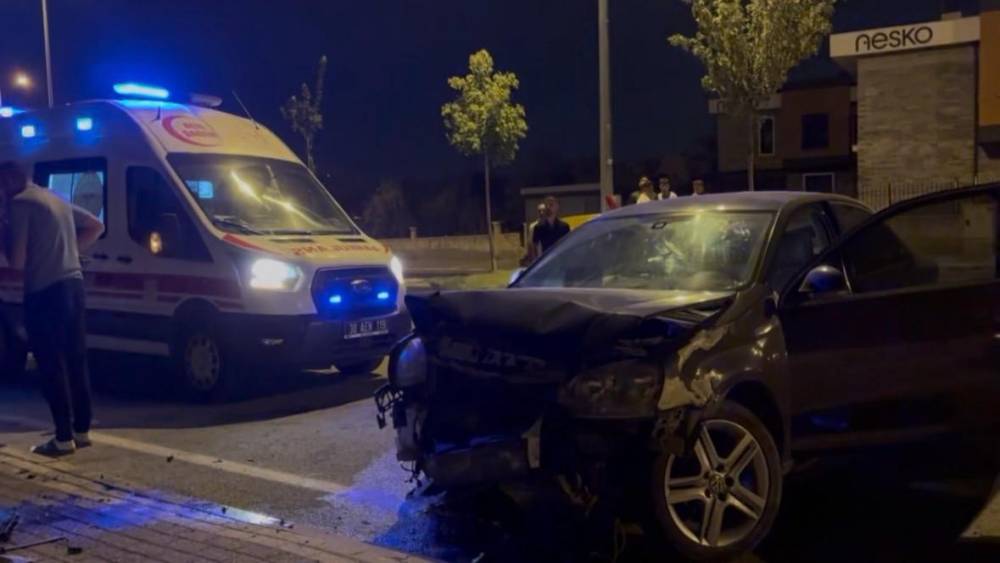 Kayseri&rsquo;de kontrolden &ccedil;ıkan otomobil duvara &ccedil;arptı: 1 yaralı
