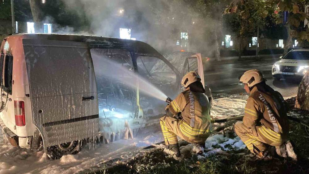 Dolmabah&ccedil;e Sarayı&rsquo;nın &ouml;n&uuml;nde hafif ticari ara&ccedil; alevlere teslim oldu
