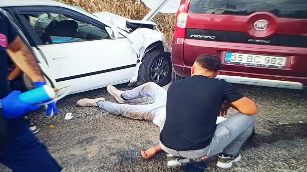 İzmir&rsquo;de hatalı manevra kazası: 1&rsquo;i ağır 8 yaralı
