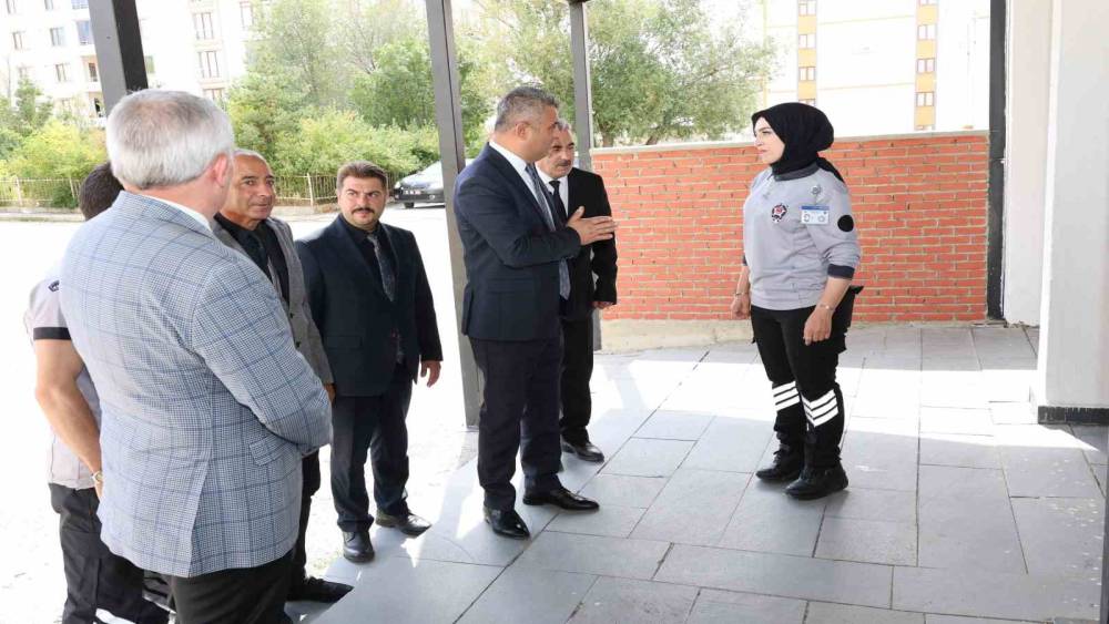 Okul bah&ccedil;e g&ouml;revlileri g&ouml;rev başında
