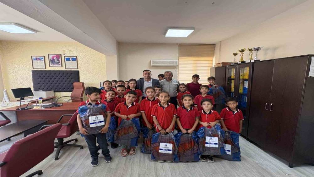 Ak&ccedil;adağ&rsquo;da 300 &ouml;ğrenciye &ccedil;anta ve kırtasiye desteği
