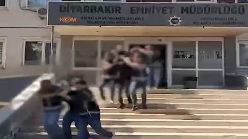 Diyarbakır&rsquo;da "Daltonlar" su&ccedil; &ouml;rg&uuml;t&uuml;ne operasyon: 8 ş&uuml;pheli tutuklandı
