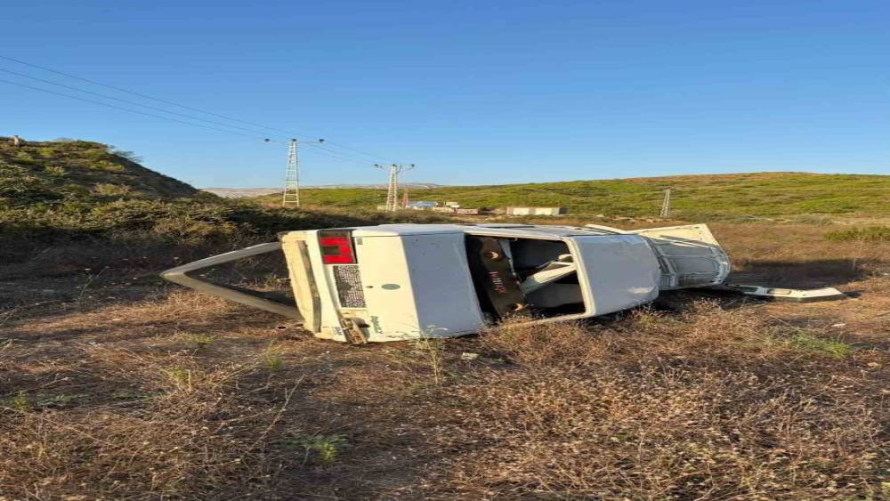 Antalya&rsquo;da şarampole yuvarlanan aracın s&uuml;r&uuml;c&uuml;s&uuml; yaralandı
