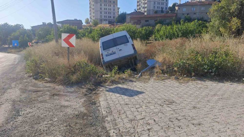 Malatya&rsquo;da kontrolden &ccedil;ıkan minib&uuml;s şarampole devrildi: 2 yaralı
