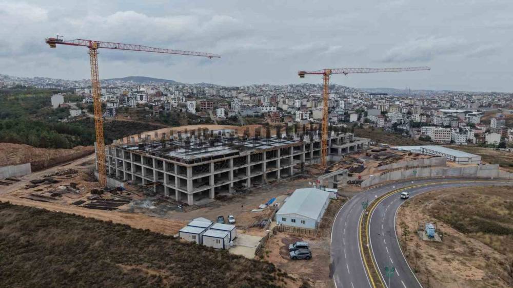 &Ccedil;ayırova&rsquo;da yapımı s&uuml;ren 200 yataklı devlet hastanesi y&uuml;kseliyor
