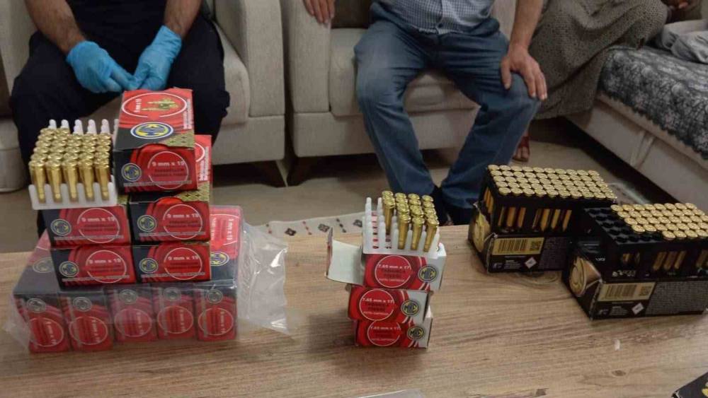 Sakarya&rsquo;da "Sokaklar G&uuml;vende" operasyonunda cephanelik gibi eve baskın: 3 g&ouml;zaltı

