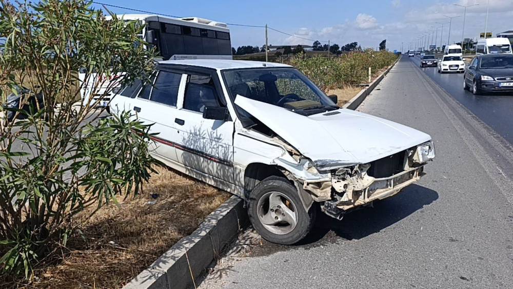 Manavgat&rsquo;ta kaza yapan ara&ccedil; ref&uuml;jde asılı kaldı
