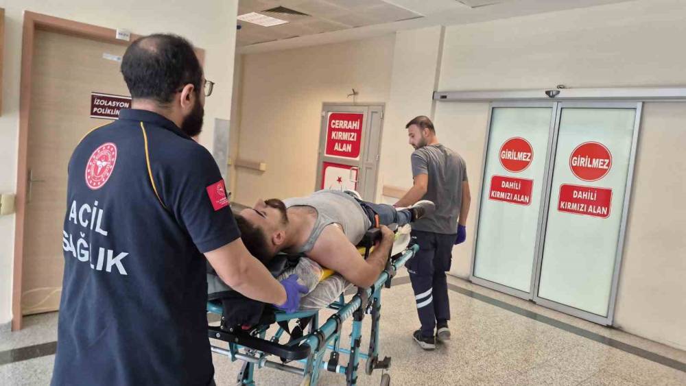 Kontrolden &ccedil;ıkan otomobil istinat duvarına &ccedil;arptı: 1 yaralı
