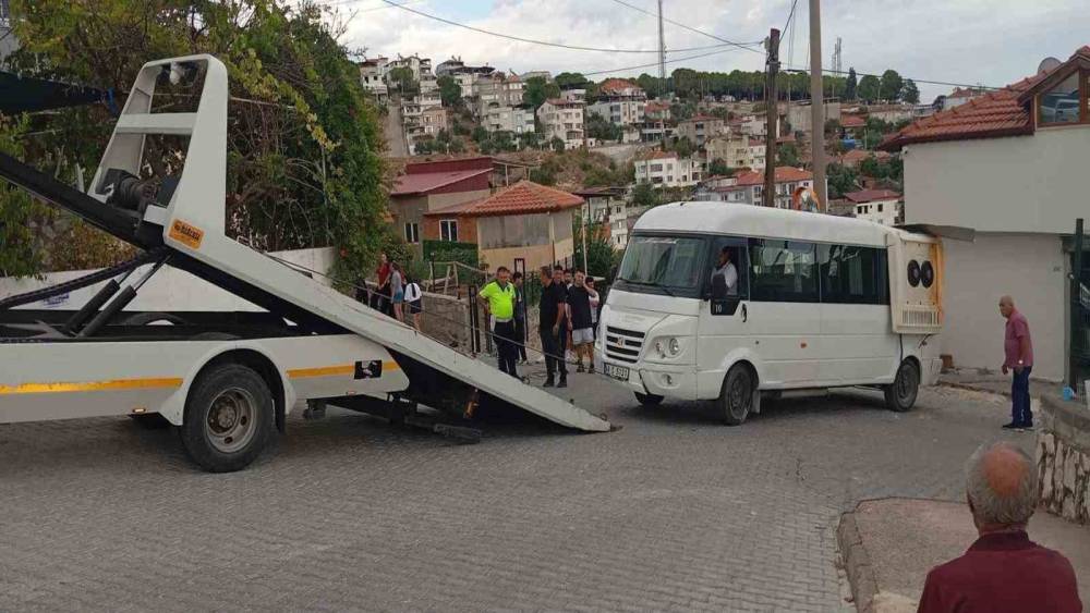 Yatağan&rsquo;da minib&uuml;s garaja &ccedil;arptı: 4 &ouml;ğrenci yaralandı
