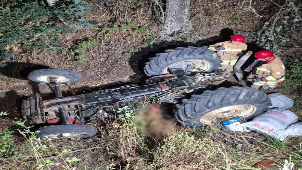 Devrilen trakt&ouml;r&uuml;n altında kalan s&uuml;r&uuml;c&uuml; hayatını kaybetti
