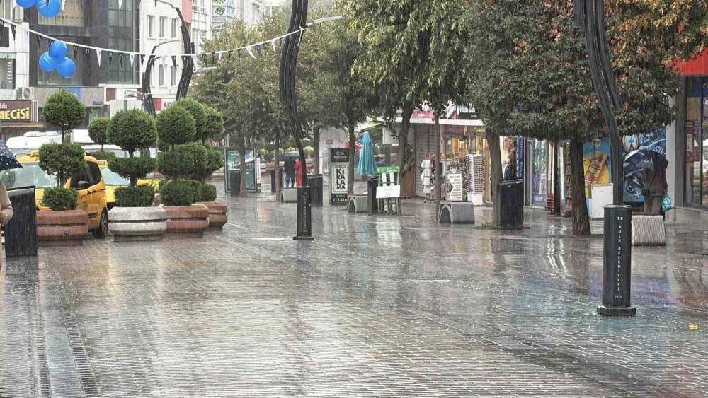 Bolu&rsquo;da sağanak yağış hayatı olumsuz etkiliyor
