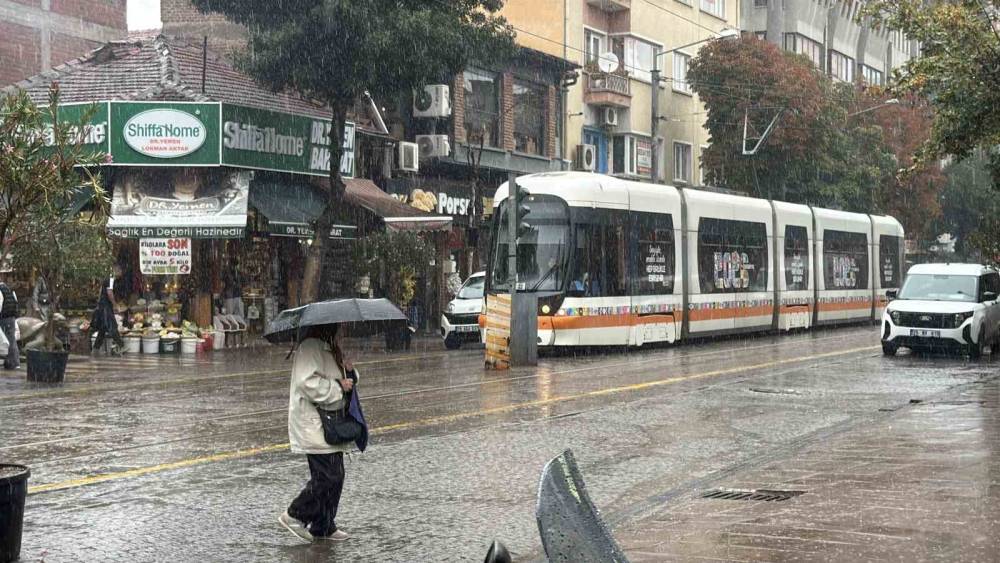 Eskişehir&rsquo;de meteoroloji uyarı yaptı, sağanak yağış başladı
