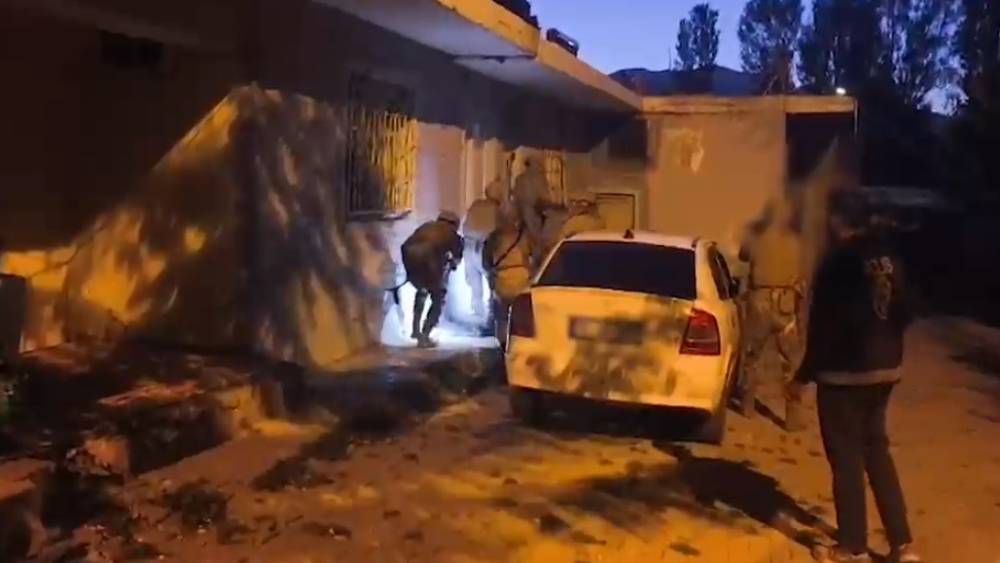 Bitlis&rsquo;te sosyal medyada su&ccedil; &ouml;rg&uuml;t&uuml;n&uuml; &ouml;ven şahıslara operasyon: 3 tutuklama
