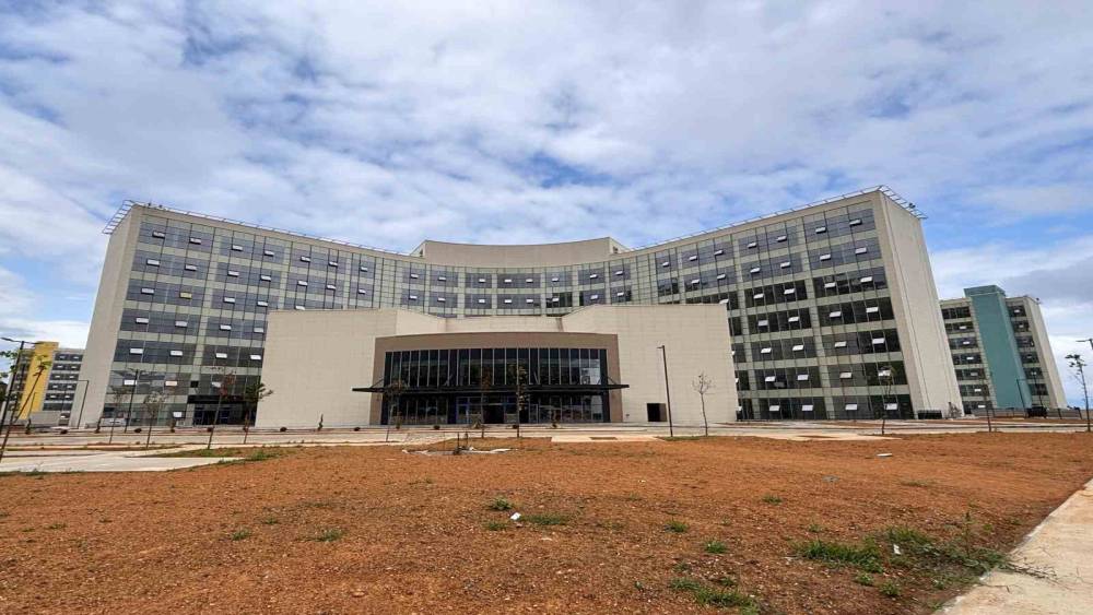 Trabzon Şehir Hastanesi&rsquo;nin hizmete girişi i&ccedil;in geri sayım başladı
