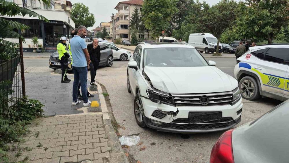 Otomobiller &ccedil;arpıştı: 1 yaralı
