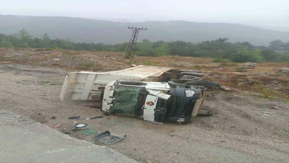 Bolu&rsquo;da hafriyat kamyonu şarampole devrildi: 1 yaralı
