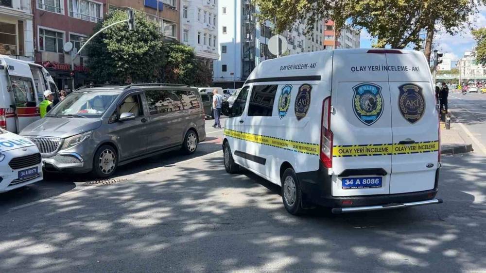 Fatih&rsquo;te feci kaza: Yayalara yanan kırmızı ışığı dikkate almadan yolun karşısına ge&ccedil;ince hayatından oldu
