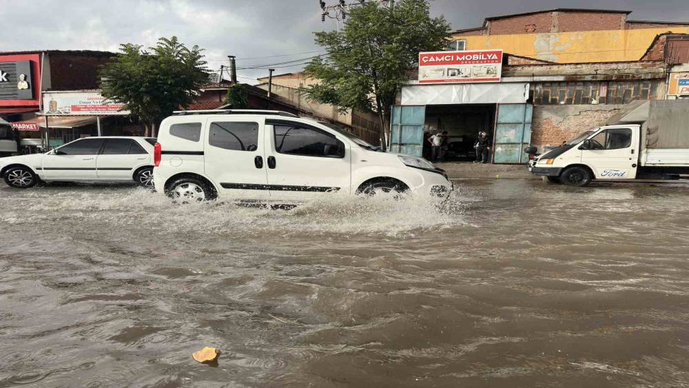 Uşak&rsquo;ta sağanak yolları g&ouml;le &ccedil;evirdi
