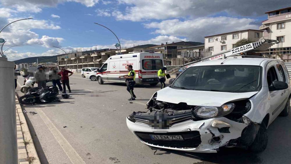 Hafif ticari ara&ccedil; ile &ccedil;arpışan motosikletli ağır yaralandı
