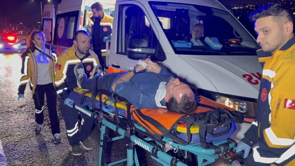 Samsun&rsquo;da otomobil orta ref&uuml;je &ccedil;ıktı: 2 yaralı
