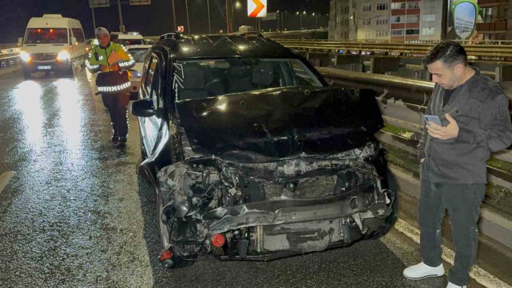 D&uuml;ğ&uuml;ne giden otomobil kaza yaptı: 1 yaralı
