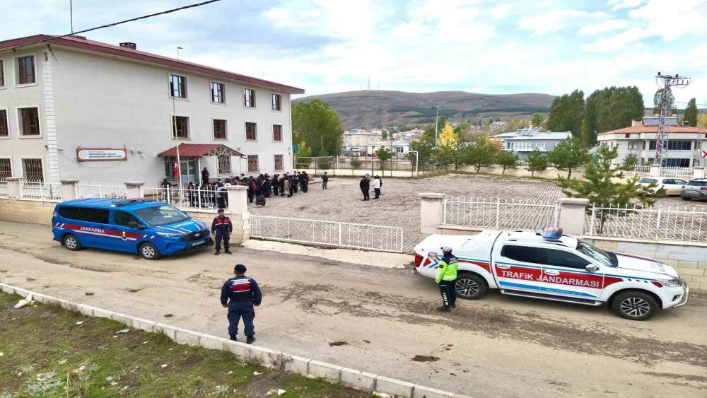 Jandarmadan G&ouml;k&ccedil;edere&rsquo;de okul denetimi
