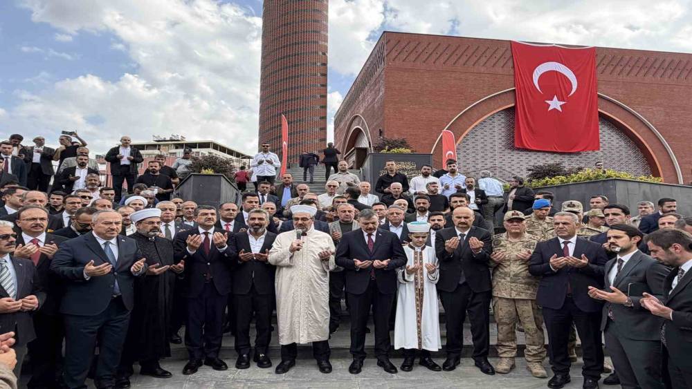 Bakan &Ccedil;ift&ccedil;i, Batman&rsquo;da Kardeşlik K&uuml;lliyesi Camisi&rsquo;nin a&ccedil;ılışına katıldı
