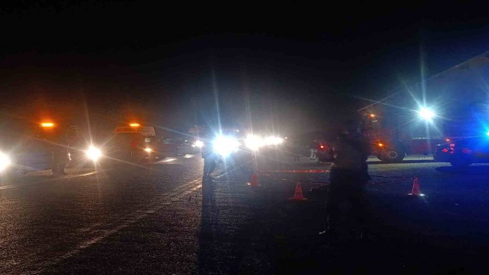 Otob&uuml;sten inip yolun karşısına ge&ccedil;meye &ccedil;alışan aileye panelvan &ccedil;arptı: 2 &ouml;l&uuml;, 2 yaralı
