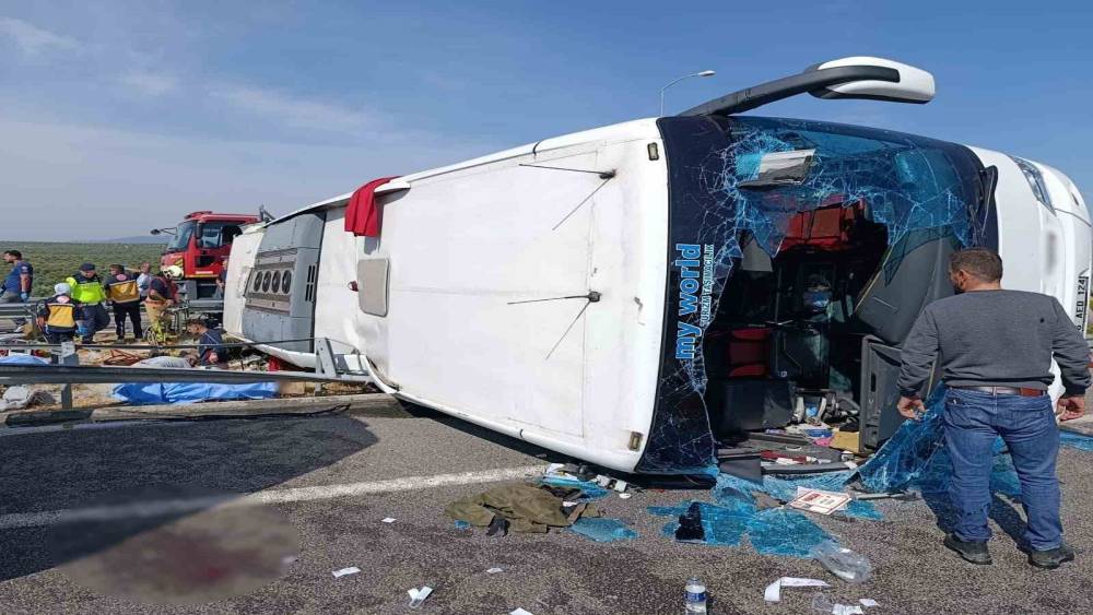 Manisa&rsquo;daki tur otob&uuml;s&uuml; kazasında &ouml;l&uuml; sayısı 12&rsquo;ye y&uuml;kseldi
