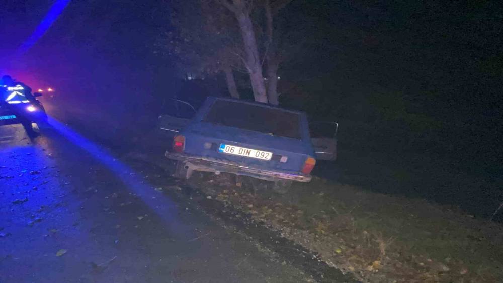 Bolu&rsquo;da kontrolden &ccedil;ıkan ara&ccedil; ağaca &ccedil;arptı: 1&rsquo;i ağır 2 yaralı
