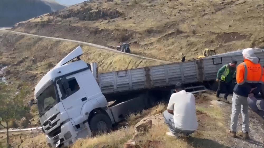 Solhan&rsquo;da malzeme y&uuml;kl&uuml; tır u&ccedil;urum kenarında askıda kaldı
